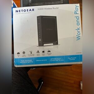NETGEAR Black Wireless Router with LED Indicators n300 never used